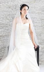 結婚式の花嫁の、ウエディングドレスで、きれいなヘアメイクの写真