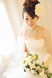 結婚式の花嫁の、ウエディングドレスで、きれいなヘアメイクの写真