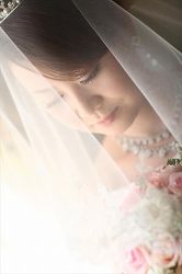 結婚式の花嫁の、ウエディングドレスにダウンスタイルの、きれいなヘアメイクの写真