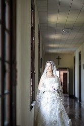 結婚式の花嫁の、ウエディングドレスにマリアベールの、きれいなヘアメイクの写真
