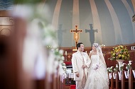 結婚式の花嫁の、ウエディングドレスにマリアベールの、きれいなヘアメイクの写真