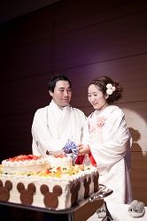 結婚式の花嫁の、白無垢で洋髪の、かわいいヘアメイク着付けの写真