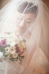 結婚式の花嫁の、ウエディングドレスのかわいいヘアメイクの写真
