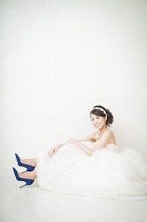 結婚式の前撮りで、ウェディングドレスの花嫁の、きれいなビジューのヘアメイクの写真