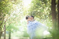 結婚式の前撮りで、ウェディングドレスの花嫁の、かわいい花冠のヘアメイクの写真