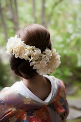 結婚式の前撮りで、色打掛で洋髪の花嫁の、きれいなヘアメイク着付けの写真