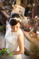結婚式の前撮りで、ウェディングドレスの花嫁の、きれいなビジューのヘアメイクの写真