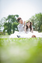 結婚式の前撮りで、ウェディングドレスの花嫁の、かわいい花冠のヘアメイクの写真
