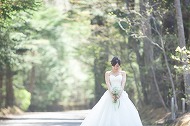 結婚式の前撮りで、軽井沢にてウェディングドレスの花嫁の、きれいなヘアメイクの写真