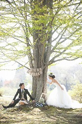 結婚式の前撮りで、軽井沢にてウェディングドレスの花嫁の、かわいい花冠のヘアメイクの写真