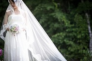 結婚式の前撮りで、ウェディングドレスの花嫁の、きれいなマリアベールのヘアメイクの写真