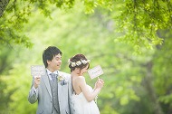 結婚式前撮りで、ウェディングドレスの花嫁の、かわいい花冠のヘアメイクの写真