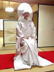 白無垢の洋髪綿帽子で、きれいな花嫁の、ヘアメイク着付けの写真
