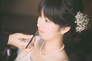 結婚式の花嫁の、ウエディングドレスのかわいいカスミソウヘアメイクの写真