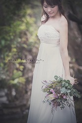 結婚式の花嫁の前撮りの、ウエディングドレスのかわいいナチュラルなヘアメイクの写真