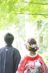結婚式の前撮りで、かわいい花嫁の、色打掛で洋髪の、きれいなヘアメイク着付けの写真