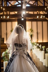 結婚式の花嫁の、カラードレスのきれいなヘアメイクの写真