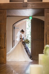 結婚式の花嫁の、カラードレスのきれいなヘアメイクの写真