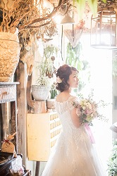 結婚式の前撮りで、ウエディングドレスの花嫁の、ナチュラルなボブスタイルの、ヘアメイクの写真