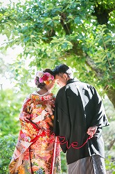 結婚式の前撮りで、かわいい花嫁の、色打掛で洋髪の、きれいなヘアメイク着付けの写真