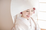 結婚式の花嫁の前撮りで、白無垢で洋髪綿帽子の花嫁の、きれいなヘアメイク着付けの写真