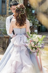 結婚式の前撮りの、カラードレスの花嫁の、きれいなナチュラルなヘアメイクの写真
