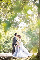 結婚式の前撮りの、カラードレスの花嫁の、きれいなナチュラルなヘアメイクの写真